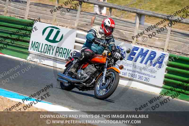 Vintage motorcycle club;eventdigitalimages;mallory park;mallory park trackday photographs;no limits trackdays;peter wileman photography;trackday digital images;trackday photos;vmcc festival 1000 bikes photographs